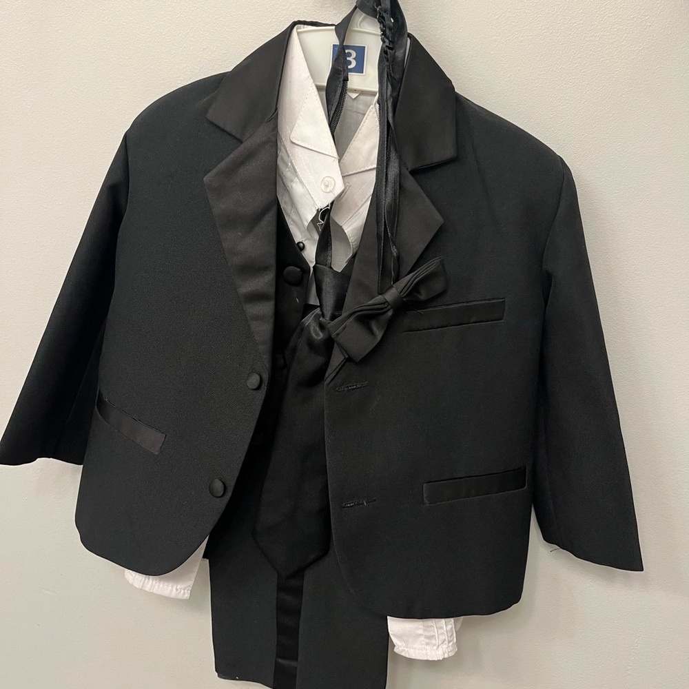 Little boys 6 piece tuxedo suit black size 3
